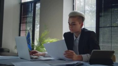 Şirket tedarik sorunları yüzünden iş kadını stresi. Şirket sunucuları bloke edildiğinde elinde tablet tutan kadın kafası karışmış. Cihaz kullanan ve destek vermek için mesaj atan kadın gergin. Yüksek kalite 4k