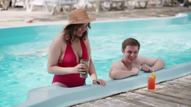 İki arkadaş havuz kenarında rahatlıyor, içki içiyor, gülüyor, mutlu anılar yaratıyor, arkadaşlığa değer veriyor.