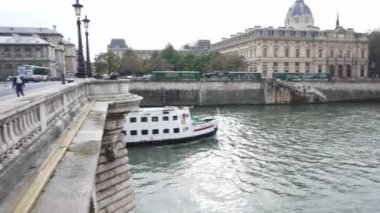 Seine Nehri 'nde gezen sofistike bir beyefendi. Teknesi ve klasik mimarisi olan sembolik bir Paris manzarası..