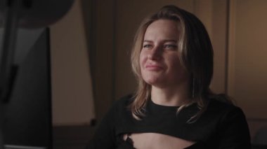 Ofis ortamında güvenle gülümseyen profesyonel bir kadın, farklı duygular gösteren birçok fotoğrafta görülüyor..