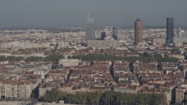 Fransa, Lyon 'un havadan panoramik görüntüsü açık bir gökyüzü altında modern ve tarihi mimarisini sergiliyor..