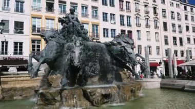 Fransa 'nın Lyon kentindeki Place des Jacobins' de bulunan Neptün Çeşmesi önemli tarihi ve kültürel bir dönüm noktasıdır.