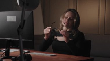 Ofiste geç saatlere kadar çalışan, mola veren, yorgun hisseden ve işle ilgili konuları düşünen bir kadın..