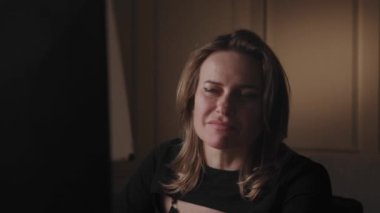 Değişik duyguları olan bir kadın loş bir odada, resimlere ve hikaye anlatma amaçlarına uygun.