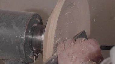 Bir marangoz ya da marangoz torna makinesini döndürmek için odun keskisi kullanır. Marangoz fabrikasında ya da atölyede ahşap tabak yapmak. Akıp dökülen talaşlara,