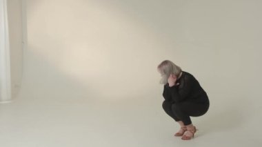 Huzurlu bir şekilde poz veren yalnız bir figür derin bir yalnızlık ve derin bir yansıma anını somutlaştırır.