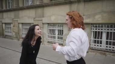 Bu neşeli video, şehir ortamında çiftler ve arkadaşlar arasındaki canlı etkileşimleri, kimyayı ve gerçek bağlantıları yansıtıyor.