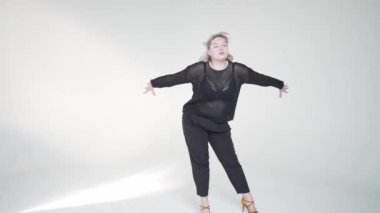 Büyüleyici bir dans performansı yaratıcılığı ve dinamik hareketi sanatsal bir şekilde gözler önüne seriyor.