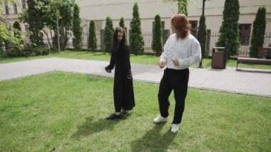 Bu büyüleyici video bir çifti parkta sergiliyor, birlikte eğleniyorlar, el ele yürüyorlar, dans ediyorlar ve neşeli anları paylaşıyorlar.
