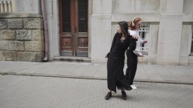 Bu video şehir yaşamını bir çift olarak yakalıyor sokaklarda geziniyor, dans ediyor ve neşeyi paylaşıyor. Dostluk, aşk ve hareketli şehir atmosferi ana temadır.