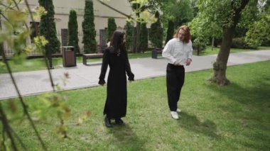 Romantik bir çift parkta güneşli bir günün tadını çıkarır, patika boyunca el ele yürürler. Samimi bir an için duraklarlar, bağlarını derinleştirirler.