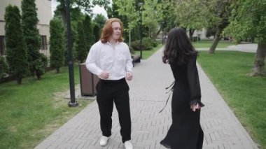 Bir kadın ve erkek kaldırımda yürürken parkta romantik bir sahne beliriyor. Yürüyüşleri doğaçlama bir dansa dönüşüyor, doğaçlama ve bağlantı sergiliyorlar.