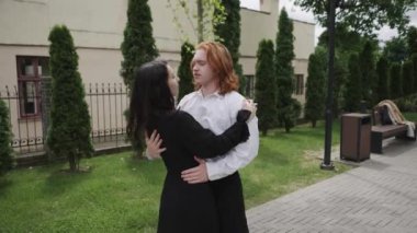 Bir parkta, bir adam ve bir kadın kaldırımda neşeyle dans eder, yeşillikler arasında kimyalarını sergilerler, romantik bir ortam yaratırlar, aşklarını ve arkadaşlıklarını simgelerler.
