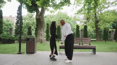 Güzel bir parkta, bir çift dans ederken neşe yayılır ve iki kadın kucaklaşır, mutluluğu paylaşır. Video onların aşk bağıyla sona eriyor.