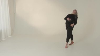 Güzel tasarlanmış şık ve minimalist bir stüdyoda dinamik hareketler sunan şık bir model.