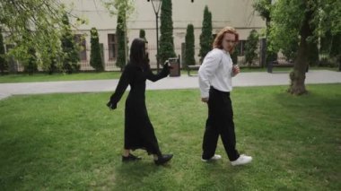 Bu canlı video, iki kadın ve çiftin doğanın tadını çıkardıkları, dans ettikleri, güldükleri ve hassas anlarını paylaştıkları canlı bir park günü görüntülüyor.