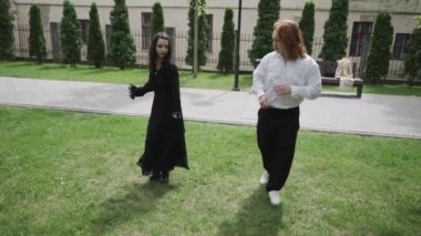 Bu yürek ısıtan video parkta bir çiftin dans edişini ve iki kadının mutluluğunu yansıtıyor.