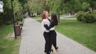 Bu iç açıcı video, sakin bir parkta aşk sergiliyor. Arkadaşlarla çiftler arasında kucaklaşma ve kucaklaşmalar var. Sevgiyi kutluyoruz.