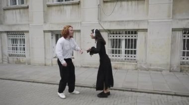 Romantik bir sahne, bir çift el ele yürürken, gülümseme ve kahkahaları paylaşırken başlar. Bir rahibenin bir adamla konuştuğunu görürler, entrika eklerler.