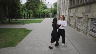 Bu video parkta ilgi çekici anları yakalıyor. Bir çiftin konuşması, bir kadının yürüyüşü, neşeli bir dans, iki kadının öpüşmesi ve bir başka dans.