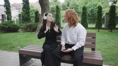 Huzurlu bir parkta, bir kadın bankta oturan bir adam için neşeyle dans eder. Yakınlarda, iki kadın sohbet ediyor, dostluk gösteriyorlar. Bir çift sessizliği sever.