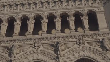 Tarihi bir mimari yapının ön cephesinde karmaşık taş oymalar ve heykeller..