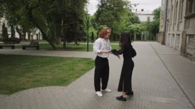 Bu canlandırıcı video arkadaşlar ve çiftler arasında parktaki neşeli etkileşimleri gösteriyor. Sarılma, dans etme, gezinme, arkadaşlık gibi.