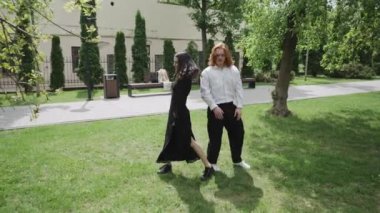 Bu video parkta bir erkek ve kadının yürüdüğü, güldüğü ve dans ettiği iki kadının arkadaşlığı sembolize ettiği bir bağlantıyı ve eğlenceyi vurguluyor.