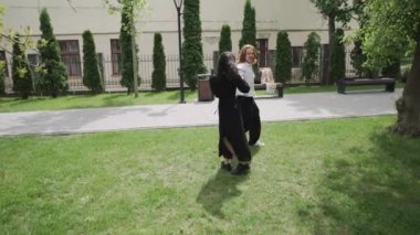 Canlı bir parkta, bir erkek ve bir kadın doğanın güzellikleri arasında gezinir, sonra da neşeyle dans ederler. İki kadın birleşir, dostluk ve neşe dolu.