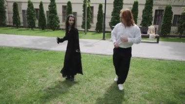 Bu yürek ısıtan video parkta bir çiftin dans edişini ve iki kadının mutluluğunu yansıtıyor.