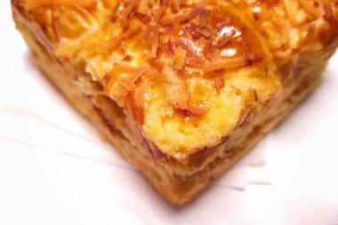 Beyaz arka planda izole edilmiş ev yapımı peynirli kek.