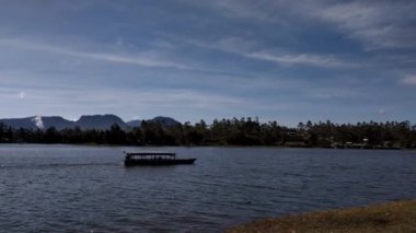 Situ Cileunca Gölü manzaralı Pangalengan Bandung, Batı Java, Endonezya. Gölden geçen bir tekne.