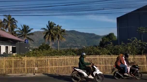 2023年7月2日上午印度尼西亚西爪哇Cimaung的街道场景 背景为小山 — 图库视频影像