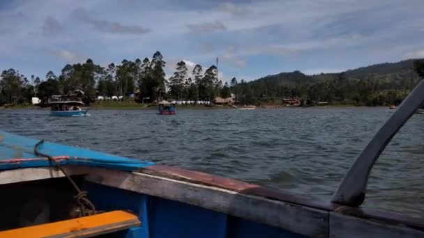 Juli 2023 Utsikt Från Insidan Båten Sjön Situ Cileunca Pangalengan — Stockvideo