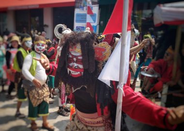 20 Ağustos 2023. Bandung City, Batı Java. Endonezya 'da. Etnik kostüm festivali. Çekici insanlar kostümlerini izleyicilere gösteriyorlar..