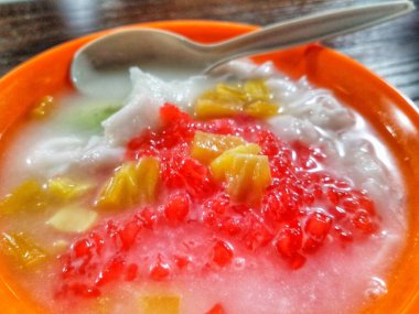 Endonezya Es Oyen, Endonezya 'nın Batı Java kentinden gelen lezzetli buzlu içeceklerden biridir. İçinde hindistan cevizi, avokado, jöle, Jack meyvesi ve buzlu konsantre süt var. Ramazan 'da mola için popüler bir içecek. seçili odak