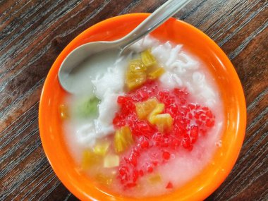 Endonezya Es Oyen, Endonezya 'nın Batı Java kentinden gelen lezzetli buzlu içeceklerden biridir. İçinde hindistan cevizi, avokado, jöle, Jack meyvesi ve buzlu konsantre süt var. Ramazan 'da mola için popüler bir içecek. seçili odak