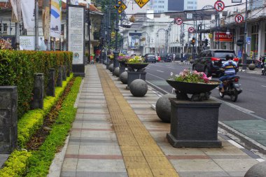 Bandung City, Batı Java, Endonezya. 24 Ekim 2023. Bandung şehrindeki Asya Afrika Caddesi manzarası. Şehir sakinlerinin günlük işleri. Yoldan geçen bir sürü araç var.