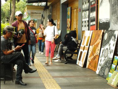 Bandung City, Batı Java, Endonezya. 26 Ekim 2023. Braga Caddesi 'ndeki insanlar günlük aktiviteler yapıyor. Meşgul insanlar iş yapıyor. Şehir hayatı. Günlük sokak projesi fotoğrafçılığı. Turizm etkinliği.