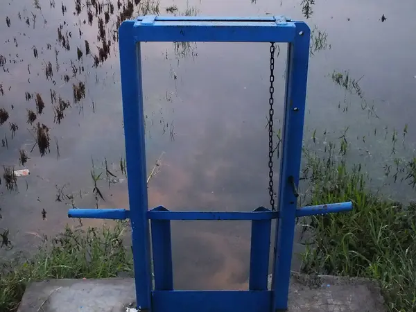 Pirinç tarlaları için mavi metal kapılı sulama kanalı