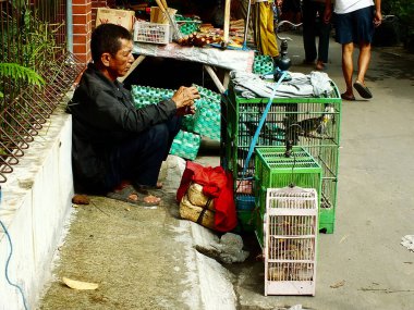 Sukoharjo, Central Java, Endonezya, 15 Nisan 2024 meşgul insanlar, Surakarta City yakınlarındaki Gawok geleneksel pazarında alıcı. Bu pazarda bir sürü çiftçi aleti satılıyordu..