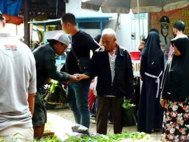 Sukoharjo, Central Java, Endonezya, 15 Nisan 2024, meşgul insanlar, Surakarta City yakınlarındaki Gawok geleneksel pazarında alıcı.