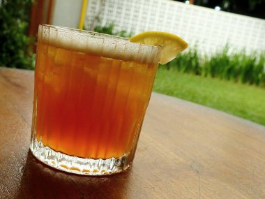 Tahta masada limonlu taze soğuk demlenmiş buzlu çay. Sıcak bir yaz gününde ferahlatıcı bir içecek. Cafe image konsept tasarım arka planı