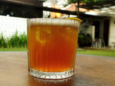 Tahta masada limonlu taze soğuk demlenmiş buzlu çay. Sıcak bir yaz gününde ferahlatıcı bir içecek. Cafe image konsept tasarım arka planı