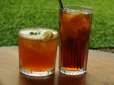 Tahta masada limonlu taze soğuk demlenmiş buzlu çay. Sıcak bir yaz gününde ferahlatıcı bir içecek. Cafe image konsept tasarım arka planı