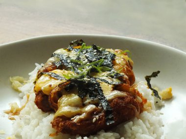 Teriyaki tavuklu Japon pilav kasesi. Beyaz tabakta ızgara tavuk ve pilav. Asya mutfağı kültür arkaplan resmi.