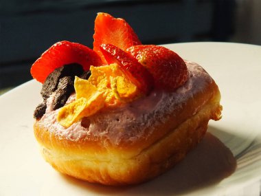 Çilekli tatlı pasta, mısır krakeri, şeker kreması. İştah açıcı siyah arkaplanda izole edilmiş. Kafe ve restoran işletmeleri için yiyecek ve içecek imajı.