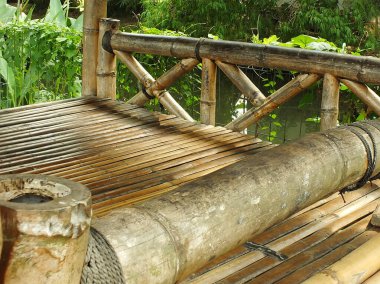 Geleneksel Bambu Çardağı, ağaçların altında gölgede. Rahatlamak için rahatlatıcı bir yer.