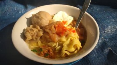 Endonezya usulü köfte çorbası ya da köfte erişte, tofu ve köfte içerir. Sıcak ve lezzetli et suyu bazlı yemek.