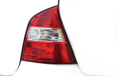 Araba kırmızı arka farları beyaz arka planda izole edilmiş. İletişim görsel reklamları için ulaşım kavramı ögesi